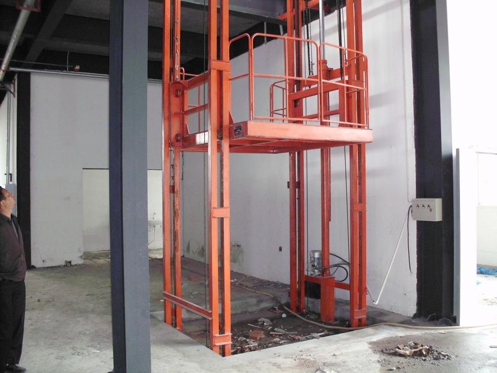 室內(nèi)導(dǎo)軌式液壓升降平臺(tái)